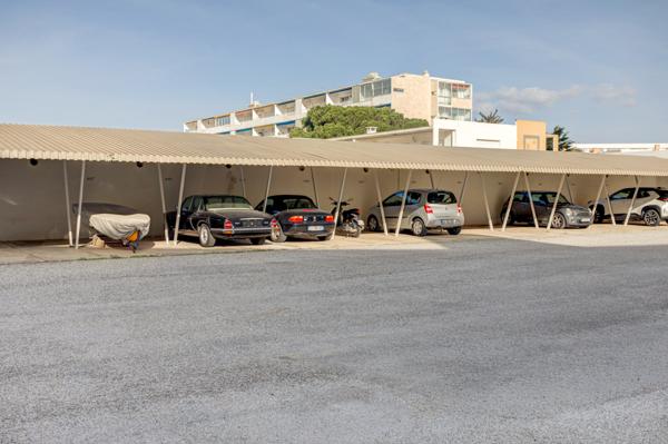 Hyères (83400) Appartement rez de jardin sur plage et jardins privés avec place de bateau !