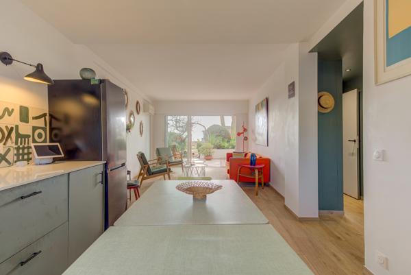 Hyères (83400) Appartement rez de jardin sur plage et jardins privés avec place de bateau !