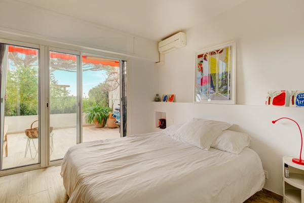 Hyères (83400) Appartement rez de jardin sur plage et jardins privés avec place de bateau !