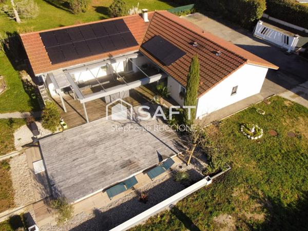 Villa contemporaine de plain-pied avec piscine et grand garage