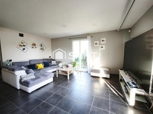 Villa contemporaine de plain-pied avec piscine et grand garage