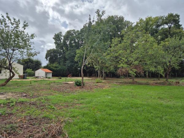 Beau terrain clos de 1600 m2, secteur calme, proche commerces et transport