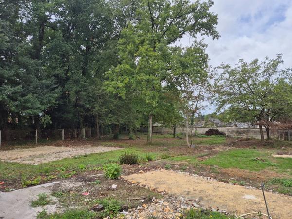 Beau terrain clos de 1600 m2, secteur calme, proche commerces et transport