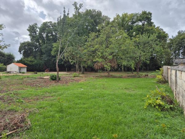 Beau terrain clos de 1600 m2, secteur calme, proche commerces et transport