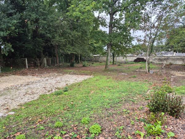 Beau terrain clos de 1600 m2, secteur calme, proche commerces et transport