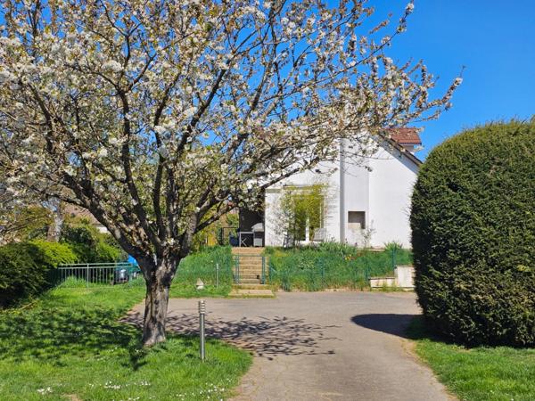 Deux maisons, un terrain, un potentiel unique : vivre ensemble ou séparer les espaces à votre convenance. PERRIGNY LES DIJON (21) aux portes de Dijon