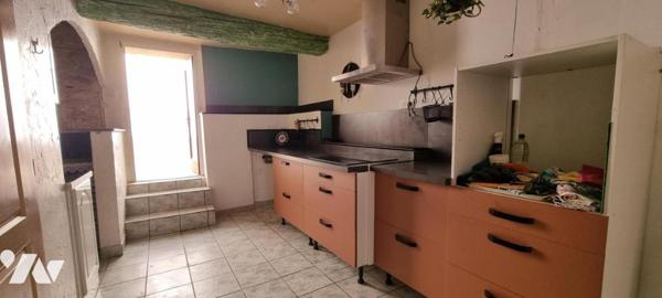 Maison de village de type 3 (70 m² habitable) avec cour carrelée de 21,50 m² érigée sur deux niveaux