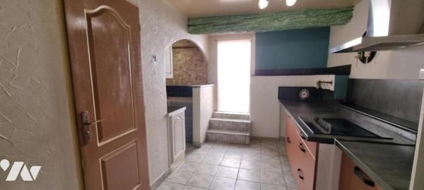 Maison de village de type 3 (70 m² habitable) avec cour carrelée de 21,50 m² érigée sur deux niveaux