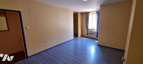 Maison de village de type 3 (70 m² habitable) avec cour carrelée de 21,50 m² érigée sur deux niveaux