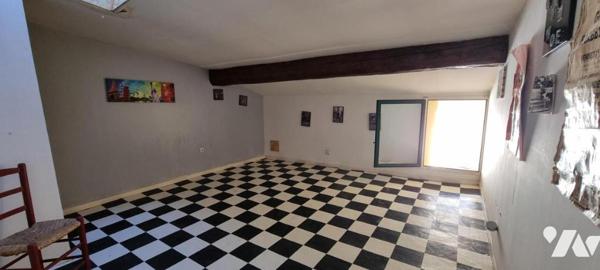 Maison de village de type 3 (70 m² habitable) avec cour carrelée de 21,50 m² érigée sur deux niveaux