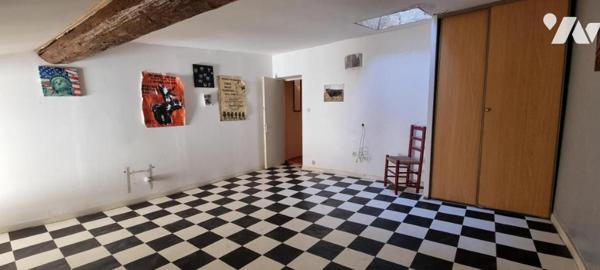 Maison de village de type 3 (70 m² habitable) avec cour carrelée de 21,50 m² érigée sur deux niveaux