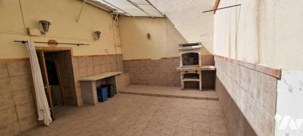 Maison de village de type 3 (70 m² habitable) avec cour carrelée de 21,50 m² érigée sur deux niveaux