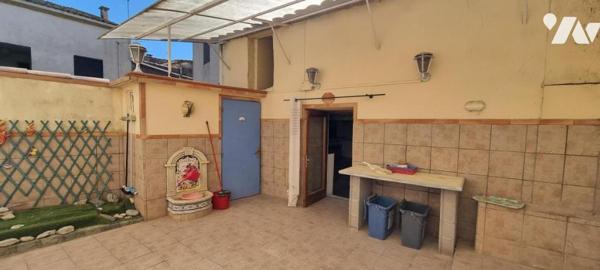 Maison de village de type 3 (70 m² habitable) avec cour carrelée de 21,50 m² érigée sur deux niveaux
