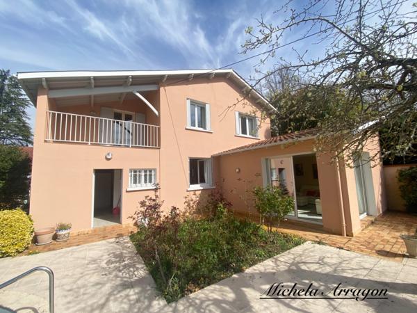 Une maison lumineuse avec piscine et jardin, à vivre pleinement au cœur de Villeneuve-sur-Lot