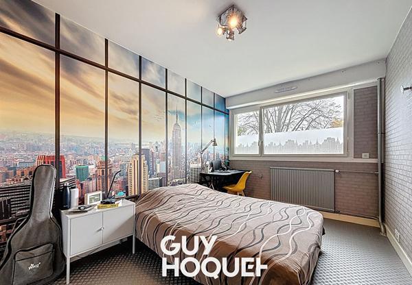 Dans une résidence entretenue et verdoyante - T5 avec terrasse et parkings