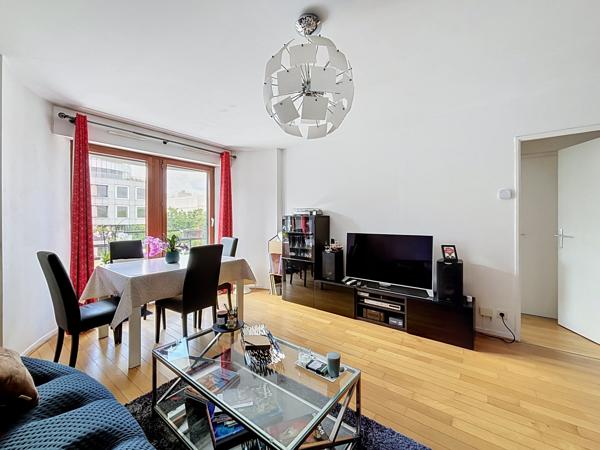 Appartement
         2 pièces
        - 43 m² Exclusivité 299 000 € *