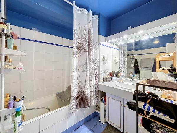 Appartement
         2 pièces
        - 43 m² Exclusivité 299 000 € *