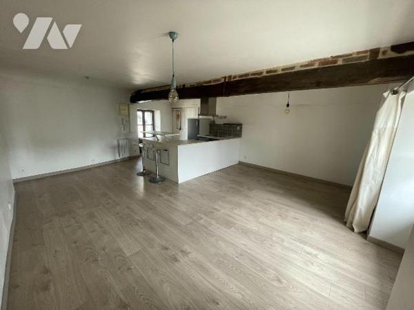 A VENDRE -  A Vitré, au coeur du centre historique, venez découvrir ce bel appartement T2 de 55...