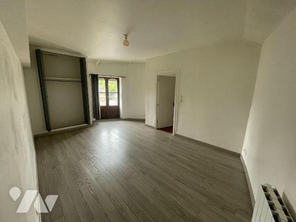A VENDRE -  A Vitré, au coeur du centre historique, venez découvrir ce bel appartement T2 de 55...