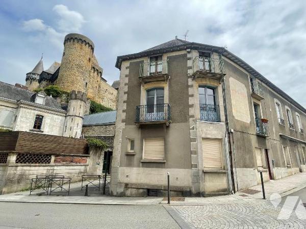 A VENDRE -  A Vitré, au coeur du centre historique, venez découvrir ce bel appartement T2 de 55...