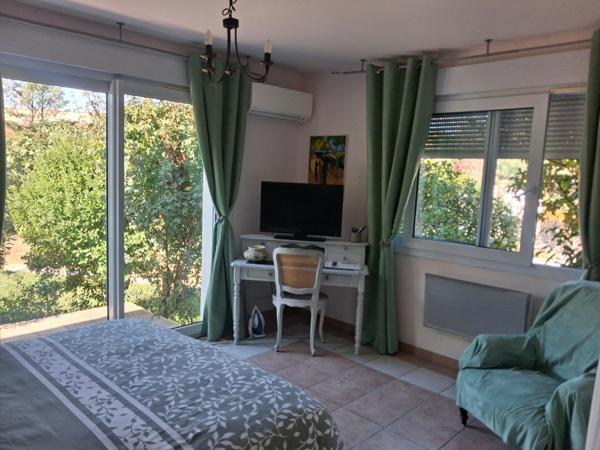 Plain pied - 3 chambres - piscine - 1524m² terrain