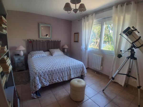 Plain pied - 3 chambres - piscine - 1524m² terrain