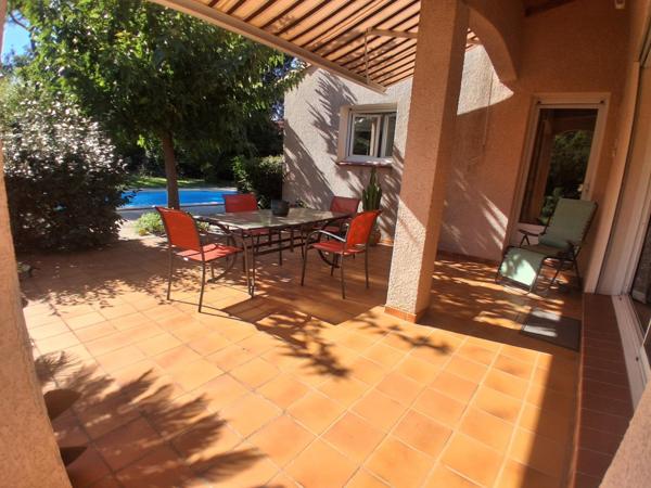 Plain pied - 3 chambres - piscine - 1524m² terrain