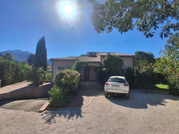 Plain pied - 3 chambres - piscine - 1524m² terrain