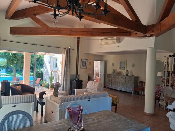 Plain pied - 3 chambres - piscine - 1524m² terrain