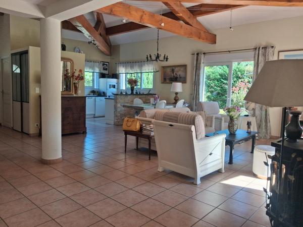 Plain pied - 3 chambres - piscine - 1524m² terrain
