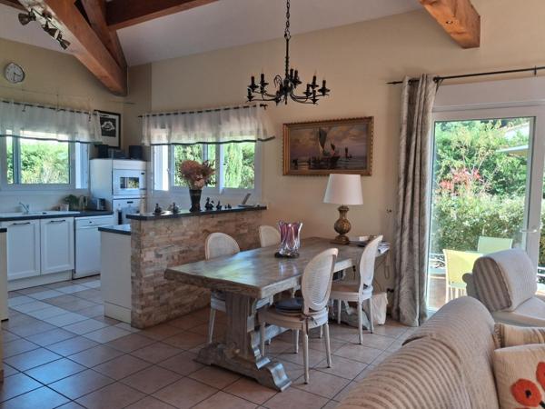 Plain pied - 3 chambres - piscine - 1524m² terrain