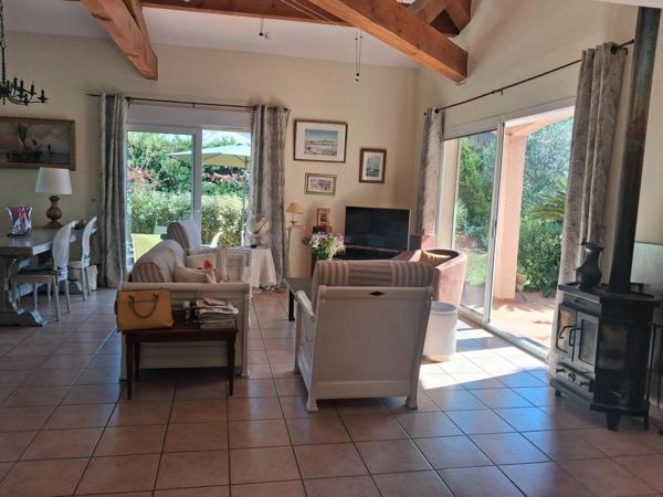 Plain pied - 3 chambres - piscine - 1524m² terrain
