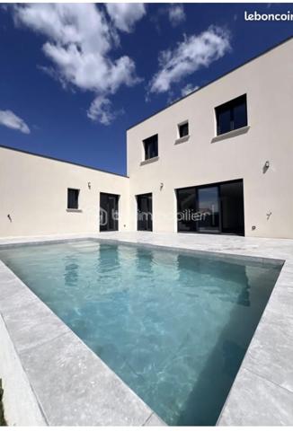 Montélimar - Découvrez cette somptueuse villa moderne neuve située dans un secteur prisé offrant calme, tranquillité et commodités à proximité immédiate. 
Parfait pour les familles recherchant un espace de vie à la fois contemporain et apaisant.

Avec ses 150 m² habitables, ce bien propose une pièce à vivre de 70m2 environ avec cuisine ouverte à l'américaine, 5 chambres spacieuses dont une suite parentale au rez-de-chaussée, 2 salle d'eau et 2 toilettes indépendants.
La lumière naturelle baigne les espaces intérieurs grâce à ses orientations Sud, Est et Ouest, et la vue dégagée sans vis à vis ajoute un charme indéniable.

Profitez d'un séjour confortable à proximité d'une cuisine à l’américaine et appréciez le luxe des espaces bien agencés avec des matériaux de qualité. 

A l'extérieur, offrez-vous des moments de détente en famille autour de la piscine et de sa vaste terrasse.

Pour votre confort, la maison propose un dispositif technologique à la pointe avec un système de double chauffage / climatisation (sol +gainable)  où vous profiterez également d'un garage entièrement carrelé et chauffé de 22m2 environ avec espace buanderie.

Bien rare sur le marché !!!

Contactez moi sans attendre pour organiser une visite au 07.63.17.42.09