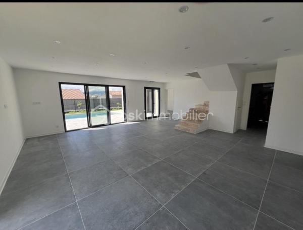 Montélimar - Découvrez cette somptueuse villa moderne neuve située dans un secteur prisé offrant calme, tranquillité et commodités à proximité immédiate. 
Parfait pour les familles recherchant un espace de vie à la fois contemporain et apaisant.

Avec ses 150 m² habitables, ce bien propose une pièce à vivre de 70m2 environ avec cuisine ouverte à l'américaine, 5 chambres spacieuses dont une suite parentale au rez-de-chaussée, 2 salle d'eau et 2 toilettes indépendants.
La lumière naturelle baigne les espaces intérieurs grâce à ses orientations Sud, Est et Ouest, et la vue dégagée sans vis à vis ajoute un charme indéniable.

Profitez d'un séjour confortable à proximité d'une cuisine à l’américaine et appréciez le luxe des espaces bien agencés avec des matériaux de qualité. 

A l'extérieur, offrez-vous des moments de détente en famille autour de la piscine et de sa vaste terrasse.

Pour votre confort, la maison propose un dispositif technologique à la pointe avec un système de double chauffage / climatisation (sol +gainable)  où vous profiterez également d'un garage entièrement carrelé et chauffé de 22m2 environ avec espace buanderie.

Bien rare sur le marché !!!

Contactez moi sans attendre pour organiser une visite au 07.63.17.42.09