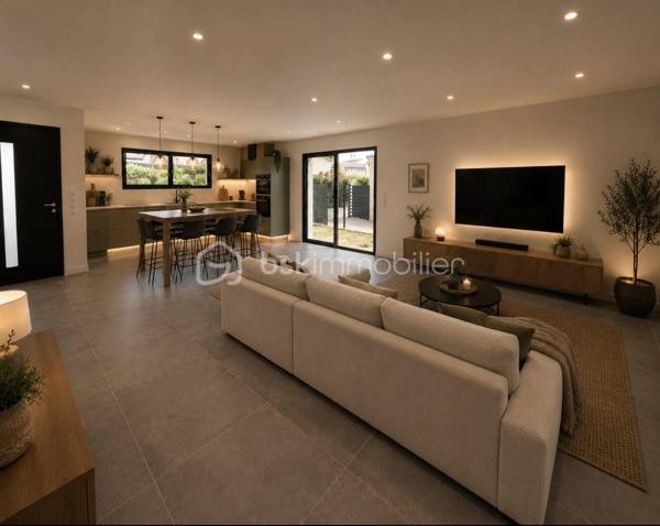 Montélimar - Découvrez cette somptueuse villa moderne neuve située dans un secteur prisé offrant calme, tranquillité et commodités à proximité immédiate. 
Parfait pour les familles recherchant un espace de vie à la fois contemporain et apaisant.

Avec ses 150 m² habitables, ce bien propose une pièce à vivre de 70m2 environ avec cuisine ouverte à l'américaine, 5 chambres spacieuses dont une suite parentale au rez-de-chaussée, 2 salle d'eau et 2 toilettes indépendants.
La lumière naturelle baigne les espaces intérieurs grâce à ses orientations Sud, Est et Ouest, et la vue dégagée sans vis à vis ajoute un charme indéniable.

Profitez d'un séjour confortable à proximité d'une cuisine à l’américaine et appréciez le luxe des espaces bien agencés avec des matériaux de qualité. 

A l'extérieur, offrez-vous des moments de détente en famille autour de la piscine et de sa vaste terrasse.

Pour votre confort, la maison propose un dispositif technologique à la pointe avec un système de double chauffage / climatisation (sol +gainable)  où vous profiterez également d'un garage entièrement carrelé et chauffé de 22m2 environ avec espace buanderie.

Bien rare sur le marché !!!

Contactez moi sans attendre pour organiser une visite au 07.63.17.42.09