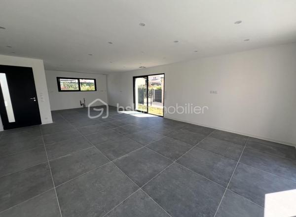 Montélimar - Découvrez cette somptueuse villa moderne neuve située dans un secteur prisé offrant calme, tranquillité et commodités à proximité immédiate. 
Parfait pour les familles recherchant un espace de vie à la fois contemporain et apaisant.

Avec ses 150 m² habitables, ce bien propose une pièce à vivre de 70m2 environ avec cuisine ouverte à l'américaine, 5 chambres spacieuses dont une suite parentale au rez-de-chaussée, 2 salle d'eau et 2 toilettes indépendants.
La lumière naturelle baigne les espaces intérieurs grâce à ses orientations Sud, Est et Ouest, et la vue dégagée sans vis à vis ajoute un charme indéniable.

Profitez d'un séjour confortable à proximité d'une cuisine à l’américaine et appréciez le luxe des espaces bien agencés avec des matériaux de qualité. 

A l'extérieur, offrez-vous des moments de détente en famille autour de la piscine et de sa vaste terrasse.

Pour votre confort, la maison propose un dispositif technologique à la pointe avec un système de double chauffage / climatisation (sol +gainable)  où vous profiterez également d'un garage entièrement carrelé et chauffé de 22m2 environ avec espace buanderie.

Bien rare sur le marché !!!

Contactez moi sans attendre pour organiser une visite au 07.63.17.42.09