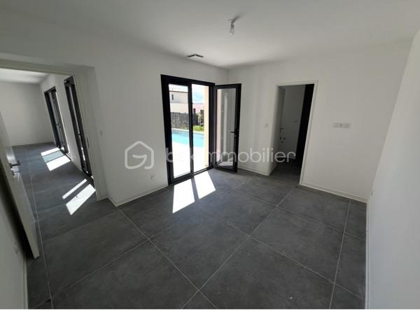 Montélimar - Découvrez cette somptueuse villa moderne neuve située dans un secteur prisé offrant calme, tranquillité et commodités à proximité immédiate. 
Parfait pour les familles recherchant un espace de vie à la fois contemporain et apaisant.

Avec ses 150 m² habitables, ce bien propose une pièce à vivre de 70m2 environ avec cuisine ouverte à l'américaine, 5 chambres spacieuses dont une suite parentale au rez-de-chaussée, 2 salle d'eau et 2 toilettes indépendants.
La lumière naturelle baigne les espaces intérieurs grâce à ses orientations Sud, Est et Ouest, et la vue dégagée sans vis à vis ajoute un charme indéniable.

Profitez d'un séjour confortable à proximité d'une cuisine à l’américaine et appréciez le luxe des espaces bien agencés avec des matériaux de qualité. 

A l'extérieur, offrez-vous des moments de détente en famille autour de la piscine et de sa vaste terrasse.

Pour votre confort, la maison propose un dispositif technologique à la pointe avec un système de double chauffage / climatisation (sol +gainable)  où vous profiterez également d'un garage entièrement carrelé et chauffé de 22m2 environ avec espace buanderie.

Bien rare sur le marché !!!

Contactez moi sans attendre pour organiser une visite au 07.63.17.42.09
