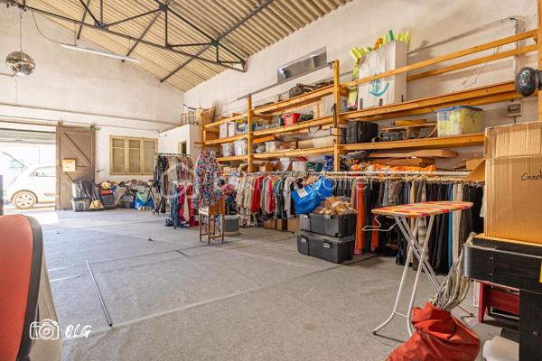 Située dans un environnement calme et recherché de Lansargues, cette propriété aux multiples possibilités séduira aussi bien une famille qu'un artisan, une profession libérale ou un investisseur à la recherche d'un bien offrant de beaux volumes et un fort potentiel d'exploitation.

Édifiée sur une parcelle de 1 500 m² entièrement close de murs, elle se compose d'une maison d'habitation d'environ 210 m², d'un hangar indépendant de 240 m², d'une piscine en dur et d'un pool house de 50 m².

La maison offre au rez-de-chaussée une entrée, un vaste salon-séjour, une cuisine indépendante, une grande buanderie pouvant également être aménagée en salle de sport, une chambre ainsi qu'une salle d'eau.

À l'étage, l'espace nuit se compose de trois grandes chambres et d'une salle de bain.

À l'extérieur, vous profiterez d'un agréable espace détente avec piscine en dur et pool house de 50 m² comprenant une cuisine, une salle d'eau et des toilettes.
Le hangar de 240 m² constitue un véritable atout pour une activité professionnelle ou un projet de développement. Il comprend notamment :

Un garage d'environ 80 m² avec belle hauteur sous plafond et murs en dur
Un bureau
Un espace d'accueil
Un WC indépendant
Une zone de stockage d'environ 100 m²

L'ensemble bénéficie d'entrées indépendantes et d'environ sept places de stationnement extérieures.

Prestations :

Double vitrage
Volets roulants électriques
Chauffage électrique individuel
Forage
Possibilité d'agrandissement de la maison via le hangar

Emplacement privilégié :
Proche des commerces, écoles et collège
À 15 minutes de l'aéroport Montpellier-Méditerranée
À 20 minutes de la gare Montpellier Sud de France

Les atouts :
✔ Maison familiale de 210 m²
✔ 4 chambres dont une en rez-de-chaussée
✔ Terrain clos de 1 500 m²
✔ Piscine et pool house aménagé
✔ Hangar de 240 m² avec accès indépendant
✔ Nombreuses possibilités d'aménagement
✔ Potentiel de revenus locatifs

Prix : 590 000 €

DPE : C – 156 kWhEP/m²/an
GES : B – 6 kgCO₂/m²/an

Montant estimé des dépenses annuelles d'énergie pour un usage standard : entre 3 000 € et 4 090 € par an (année de référence 2023, abonnements compris).

Les informations sur les risques auxquels ce bien est exposé sont disponibles sur le site Géorisques.


Pour une visite  g baraton TEL : 06 83 39 75 60 email G.baraton@bskimmobilier.com.