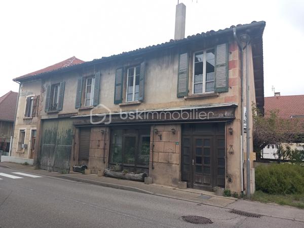 EXCLUSIF ! Idéal Investisseur ! Maison de village de 180m² proche de toutes commodités, écoles, commerces et transports.
Maison à fort potentiel d'agrandissement, possibilité également d'aménager de 3 à 5 appartements !
Au Rdc, un large hall d'entrée de 16m² dessert une belle pièce d'environ 32m² succédée par une seconde pièce de 15m2.
A l'étage, une jolie montée d'escalier vous permet d'accéder à une cuisine, un salon, 2 chambres profitant de points d'eau, 1 salle d'eau et un wc.
Vous bénéficierez d'un grenier d'environ 80m² pouvant être aménagé permettant d'agrandir la maison.
Vous profiterez également d'un grand garage de 100m² attenant.
La maison ne possède pas de terrain.
Chauffage Fuel, les huisseries du rdc sont en double vitrage, à l'étage les fenêtres sont en simple vitrage.
Le toit a été refait à neuf en Mai 2026.
N'hésitez pas à me contacter au 06.30.84.43.24 pour toute information complémentaire.