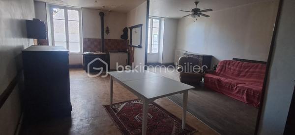 EXCLUSIF ! Idéal Investisseur ! Maison de village de 180m² proche de toutes commodités, écoles, commerces et transports.
Maison à fort potentiel d'agrandissement, possibilité également d'aménager de 3 à 5 appartements !
Au Rdc, un large hall d'entrée de 16m² dessert une belle pièce d'environ 32m² succédée par une seconde pièce de 15m2.
A l'étage, une jolie montée d'escalier vous permet d'accéder à une cuisine, un salon, 2 chambres profitant de points d'eau, 1 salle d'eau et un wc.
Vous bénéficierez d'un grenier d'environ 80m² pouvant être aménagé permettant d'agrandir la maison.
Vous profiterez également d'un grand garage de 100m² attenant.
La maison ne possède pas de terrain.
Chauffage Fuel, les huisseries du rdc sont en double vitrage, à l'étage les fenêtres sont en simple vitrage.
Le toit a été refait à neuf en Mai 2026.
N'hésitez pas à me contacter au 06.30.84.43.24 pour toute information complémentaire.