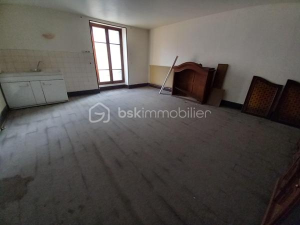 EXCLUSIF ! Idéal Investisseur ! Maison de village de 180m² proche de toutes commodités, écoles, commerces et transports.
Maison à fort potentiel d'agrandissement, possibilité également d'aménager de 3 à 5 appartements !
Au Rdc, un large hall d'entrée de 16m² dessert une belle pièce d'environ 32m² succédée par une seconde pièce de 15m2.
A l'étage, une jolie montée d'escalier vous permet d'accéder à une cuisine, un salon, 2 chambres profitant de points d'eau, 1 salle d'eau et un wc.
Vous bénéficierez d'un grenier d'environ 80m² pouvant être aménagé permettant d'agrandir la maison.
Vous profiterez également d'un grand garage de 100m² attenant.
La maison ne possède pas de terrain.
Chauffage Fuel, les huisseries du rdc sont en double vitrage, à l'étage les fenêtres sont en simple vitrage.
Le toit a été refait à neuf en Mai 2026.
N'hésitez pas à me contacter au 06.30.84.43.24 pour toute information complémentaire.