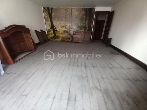 EXCLUSIF ! Idéal Investisseur ! Maison de village de 180m² proche de toutes commodités, écoles, commerces et transports.
Maison à fort potentiel d'agrandissement, possibilité également d'aménager de 3 à 5 appartements !
Au Rdc, un large hall d'entrée de 16m² dessert une belle pièce d'environ 32m² succédée par une seconde pièce de 15m2.
A l'étage, une jolie montée d'escalier vous permet d'accéder à une cuisine, un salon, 2 chambres profitant de points d'eau, 1 salle d'eau et un wc.
Vous bénéficierez d'un grenier d'environ 80m² pouvant être aménagé permettant d'agrandir la maison.
Vous profiterez également d'un grand garage de 100m² attenant.
La maison ne possède pas de terrain.
Chauffage Fuel, les huisseries du rdc sont en double vitrage, à l'étage les fenêtres sont en simple vitrage.
Le toit a été refait à neuf en Mai 2026.
N'hésitez pas à me contacter au 06.30.84.43.24 pour toute information complémentaire.