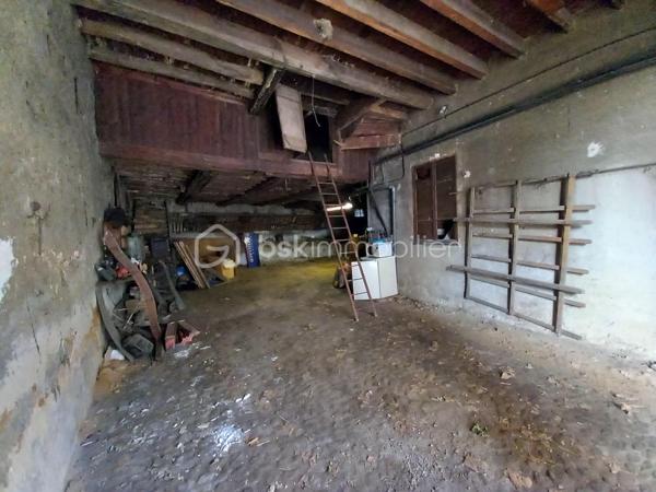EXCLUSIF ! Idéal Investisseur ! Maison de village de 180m² proche de toutes commodités, écoles, commerces et transports.
Maison à fort potentiel d'agrandissement, possibilité également d'aménager de 3 à 5 appartements !
Au Rdc, un large hall d'entrée de 16m² dessert une belle pièce d'environ 32m² succédée par une seconde pièce de 15m2.
A l'étage, une jolie montée d'escalier vous permet d'accéder à une cuisine, un salon, 2 chambres profitant de points d'eau, 1 salle d'eau et un wc.
Vous bénéficierez d'un grenier d'environ 80m² pouvant être aménagé permettant d'agrandir la maison.
Vous profiterez également d'un grand garage de 100m² attenant.
La maison ne possède pas de terrain.
Chauffage Fuel, les huisseries du rdc sont en double vitrage, à l'étage les fenêtres sont en simple vitrage.
Le toit a été refait à neuf en Mai 2026.
N'hésitez pas à me contacter au 06.30.84.43.24 pour toute information complémentaire.