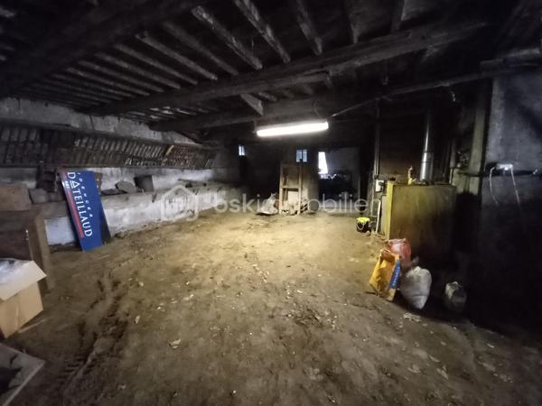 EXCLUSIF ! Idéal Investisseur ! Maison de village de 180m² proche de toutes commodités, écoles, commerces et transports.
Maison à fort potentiel d'agrandissement, possibilité également d'aménager de 3 à 5 appartements !
Au Rdc, un large hall d'entrée de 16m² dessert une belle pièce d'environ 32m² succédée par une seconde pièce de 15m2.
A l'étage, une jolie montée d'escalier vous permet d'accéder à une cuisine, un salon, 2 chambres profitant de points d'eau, 1 salle d'eau et un wc.
Vous bénéficierez d'un grenier d'environ 80m² pouvant être aménagé permettant d'agrandir la maison.
Vous profiterez également d'un grand garage de 100m² attenant.
La maison ne possède pas de terrain.
Chauffage Fuel, les huisseries du rdc sont en double vitrage, à l'étage les fenêtres sont en simple vitrage.
Le toit a été refait à neuf en Mai 2026.
N'hésitez pas à me contacter au 06.30.84.43.24 pour toute information complémentaire.