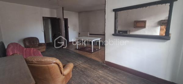 EXCLUSIF ! Idéal Investisseur ! Maison de village de 180m² proche de toutes commodités, écoles, commerces et transports.
Maison à fort potentiel d'agrandissement, possibilité également d'aménager de 3 à 5 appartements !
Au Rdc, un large hall d'entrée de 16m² dessert une belle pièce d'environ 32m² succédée par une seconde pièce de 15m2.
A l'étage, une jolie montée d'escalier vous permet d'accéder à une cuisine, un salon, 2 chambres profitant de points d'eau, 1 salle d'eau et un wc.
Vous bénéficierez d'un grenier d'environ 80m² pouvant être aménagé permettant d'agrandir la maison.
Vous profiterez également d'un grand garage de 100m² attenant.
La maison ne possède pas de terrain.
Chauffage Fuel, les huisseries du rdc sont en double vitrage, à l'étage les fenêtres sont en simple vitrage.
Le toit a été refait à neuf en Mai 2026.
N'hésitez pas à me contacter au 06.30.84.43.24 pour toute information complémentaire.