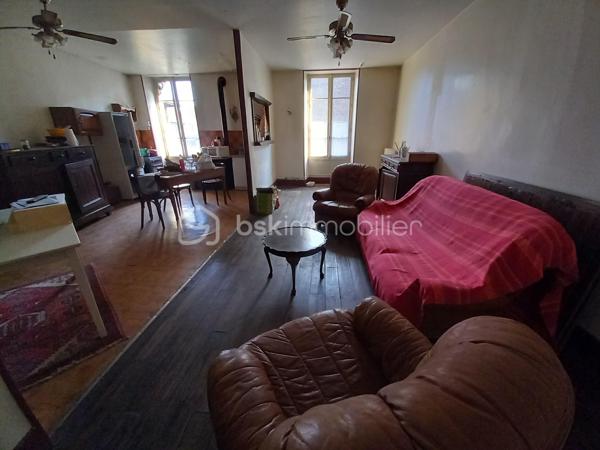 EXCLUSIF ! Idéal Investisseur ! Maison de village de 180m² proche de toutes commodités, écoles, commerces et transports.
Maison à fort potentiel d'agrandissement, possibilité également d'aménager de 3 à 5 appartements !
Au Rdc, un large hall d'entrée de 16m² dessert une belle pièce d'environ 32m² succédée par une seconde pièce de 15m2.
A l'étage, une jolie montée d'escalier vous permet d'accéder à une cuisine, un salon, 2 chambres profitant de points d'eau, 1 salle d'eau et un wc.
Vous bénéficierez d'un grenier d'environ 80m² pouvant être aménagé permettant d'agrandir la maison.
Vous profiterez également d'un grand garage de 100m² attenant.
La maison ne possède pas de terrain.
Chauffage Fuel, les huisseries du rdc sont en double vitrage, à l'étage les fenêtres sont en simple vitrage.
Le toit a été refait à neuf en Mai 2026.
N'hésitez pas à me contacter au 06.30.84.43.24 pour toute information complémentaire.