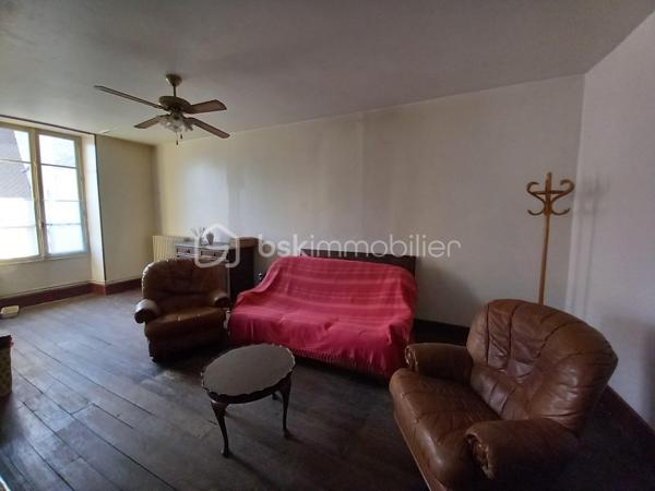 EXCLUSIF ! Idéal Investisseur ! Maison de village de 180m² proche de toutes commodités, écoles, commerces et transports.
Maison à fort potentiel d'agrandissement, possibilité également d'aménager de 3 à 5 appartements !
Au Rdc, un large hall d'entrée de 16m² dessert une belle pièce d'environ 32m² succédée par une seconde pièce de 15m2.
A l'étage, une jolie montée d'escalier vous permet d'accéder à une cuisine, un salon, 2 chambres profitant de points d'eau, 1 salle d'eau et un wc.
Vous bénéficierez d'un grenier d'environ 80m² pouvant être aménagé permettant d'agrandir la maison.
Vous profiterez également d'un grand garage de 100m² attenant.
La maison ne possède pas de terrain.
Chauffage Fuel, les huisseries du rdc sont en double vitrage, à l'étage les fenêtres sont en simple vitrage.
Le toit a été refait à neuf en Mai 2026.
N'hésitez pas à me contacter au 06.30.84.43.24 pour toute information complémentaire.