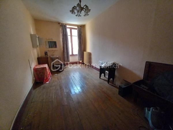 EXCLUSIF ! Idéal Investisseur ! Maison de village de 180m² proche de toutes commodités, écoles, commerces et transports.
Maison à fort potentiel d'agrandissement, possibilité également d'aménager de 3 à 5 appartements !
Au Rdc, un large hall d'entrée de 16m² dessert une belle pièce d'environ 32m² succédée par une seconde pièce de 15m2.
A l'étage, une jolie montée d'escalier vous permet d'accéder à une cuisine, un salon, 2 chambres profitant de points d'eau, 1 salle d'eau et un wc.
Vous bénéficierez d'un grenier d'environ 80m² pouvant être aménagé permettant d'agrandir la maison.
Vous profiterez également d'un grand garage de 100m² attenant.
La maison ne possède pas de terrain.
Chauffage Fuel, les huisseries du rdc sont en double vitrage, à l'étage les fenêtres sont en simple vitrage.
Le toit a été refait à neuf en Mai 2026.
N'hésitez pas à me contacter au 06.30.84.43.24 pour toute information complémentaire.