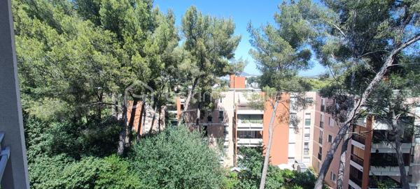 A VENDRE - Spacieux appartement traversant T5 au cœur d'un environnement privilégié à La-Seyne-Sur-Mer

Frédéric GIANNNONE vous propose :
LA SEYNE SUR MER, quartier Est, dans une résidence sécurisée au pied d'un espace naturel protégé, venez découvrir ce superbe appartement familial aux volumes généreux, situé au 2ème étage d'un bâtiment parfaitement entretenu.
Dès l'entrée vous serez séduit par ses beaux espaces de vie comprenant un vaste salon-séjour lumineux d'environ 33m², idéal pour recevoir famille et amis.
L'appartement dispose aussi de trois grandes chambres, d'un dressing, d'une cuisine fermée avec sa buanderie, d'une salle de bains d'un WC séparé,
d'un balcon offrant un espace extérieur appréciable au quotidien. Une cave complète le bien et plusieurs stationnements sont disponibles dans la résidence.
Je suis ouvert à la collaboration en inter-agences.
Je reste disponible 7j/7 pour vous apporter davantage d'informations et organiser une visite dans les meilleures conditions.