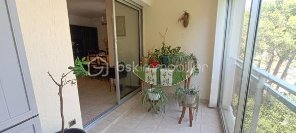 A VENDRE - Spacieux appartement traversant T5 au cœur d'un environnement privilégié à La-Seyne-Sur-Mer

Frédéric GIANNNONE vous propose :
LA SEYNE SUR MER, quartier Est, dans une résidence sécurisée au pied d'un espace naturel protégé, venez découvrir ce superbe appartement familial aux volumes généreux, situé au 2ème étage d'un bâtiment parfaitement entretenu.
Dès l'entrée vous serez séduit par ses beaux espaces de vie comprenant un vaste salon-séjour lumineux d'environ 33m², idéal pour recevoir famille et amis.
L'appartement dispose aussi de trois grandes chambres, d'un dressing, d'une cuisine fermée avec sa buanderie, d'une salle de bains d'un WC séparé,
d'un balcon offrant un espace extérieur appréciable au quotidien. Une cave complète le bien et plusieurs stationnements sont disponibles dans la résidence.
Je suis ouvert à la collaboration en inter-agences.
Je reste disponible 7j/7 pour vous apporter davantage d'informations et organiser une visite dans les meilleures conditions.